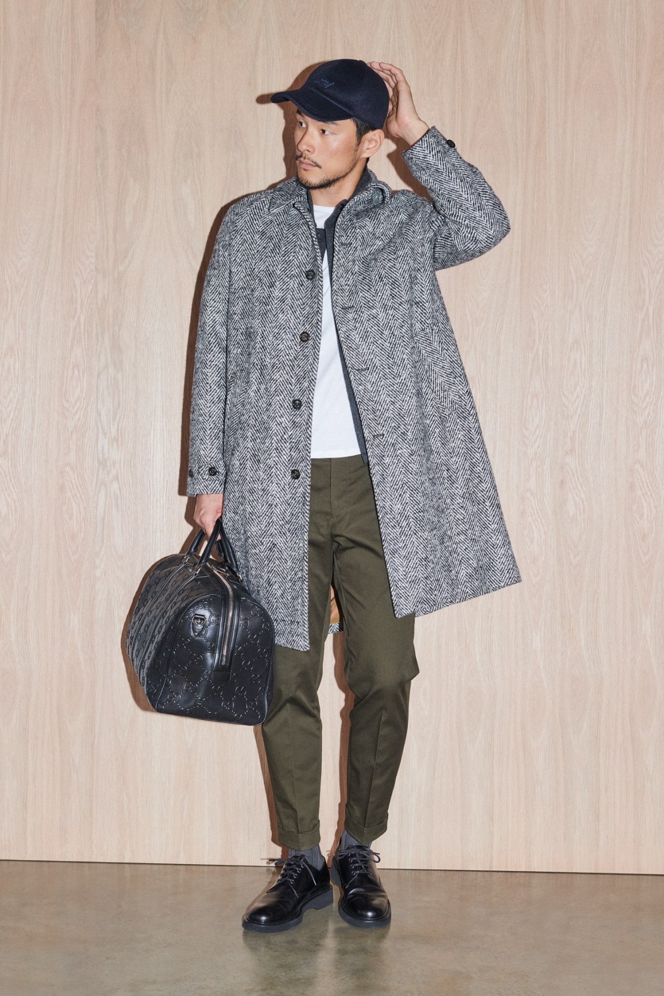 Man in coat and jacket with cap, shoes and bag in complete ensemble