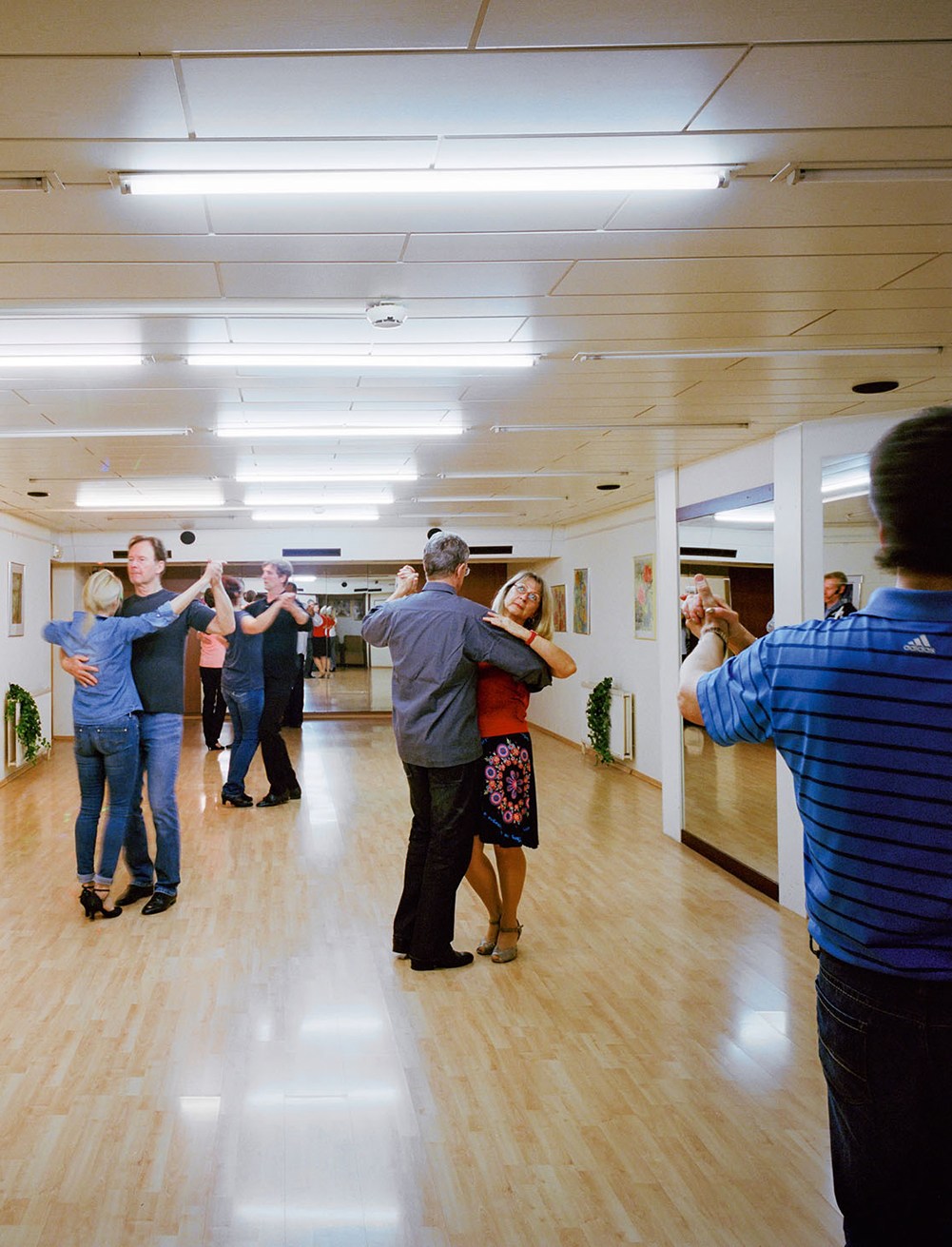 Residents participating in a dance class in a community space at Alterlaa