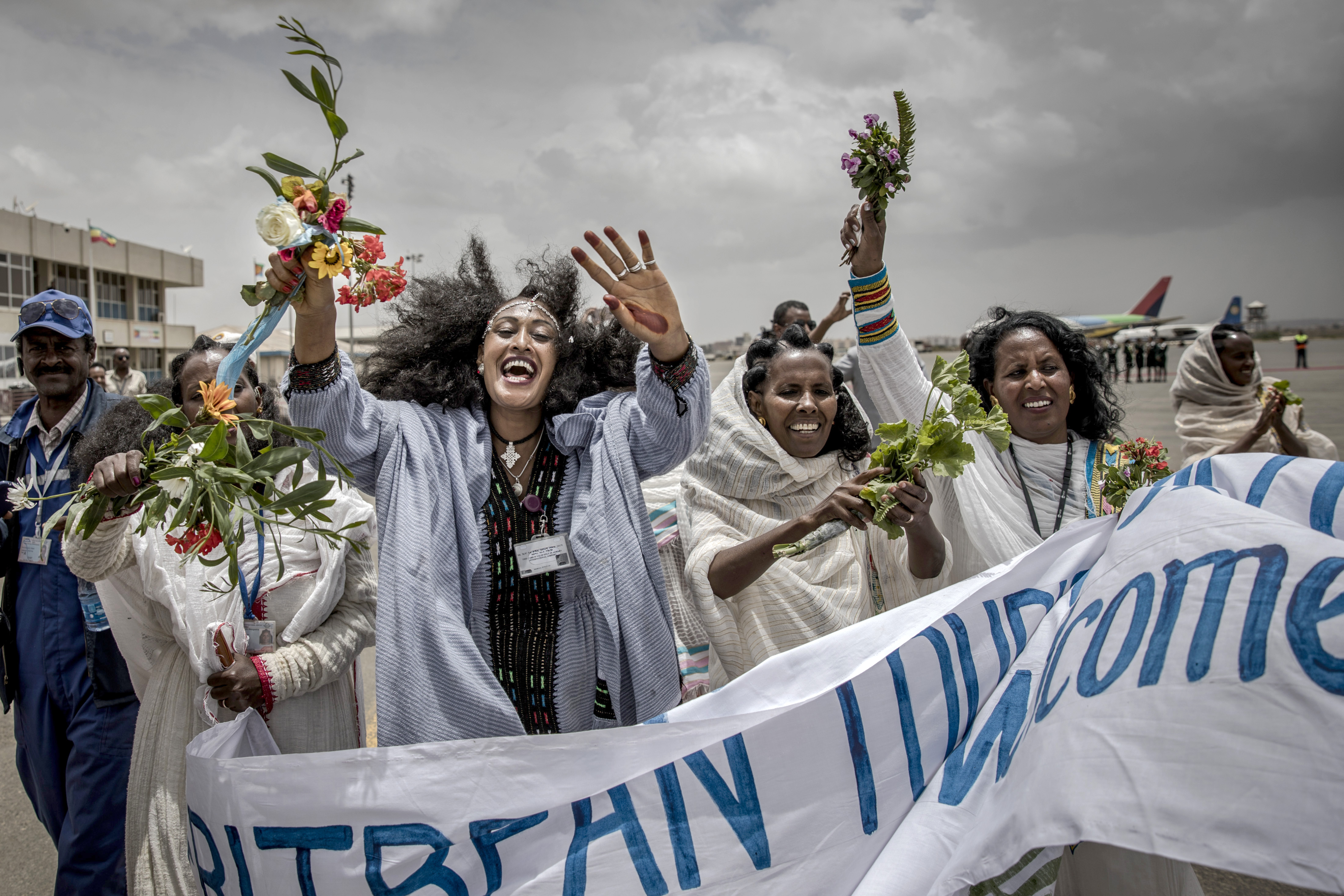 Eritreans welcome Ethiopians in Asmara