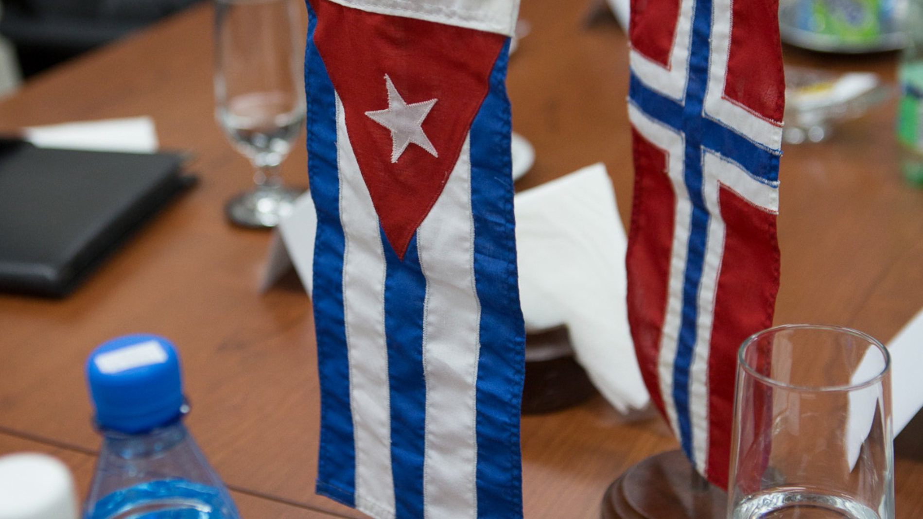Colombian and Norwegian flags