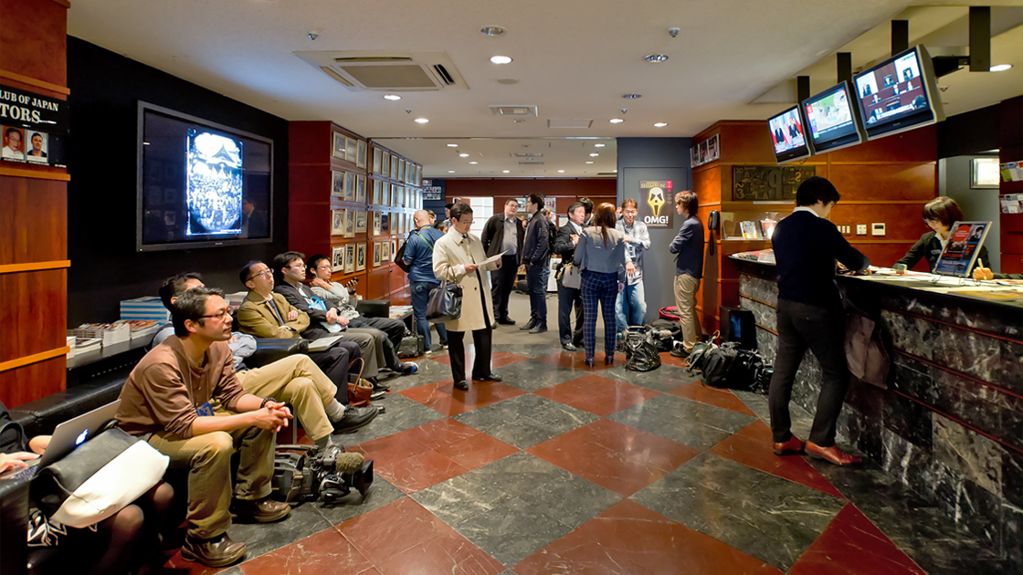 Journalists at a correspondents club.