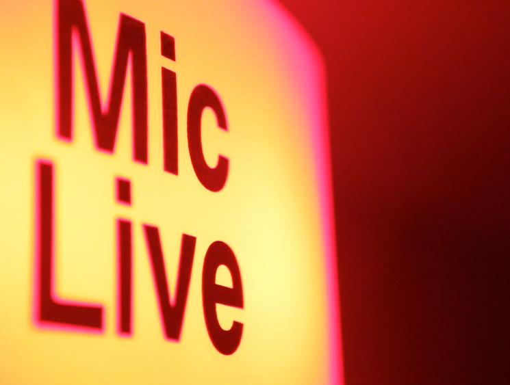 radio live sign
