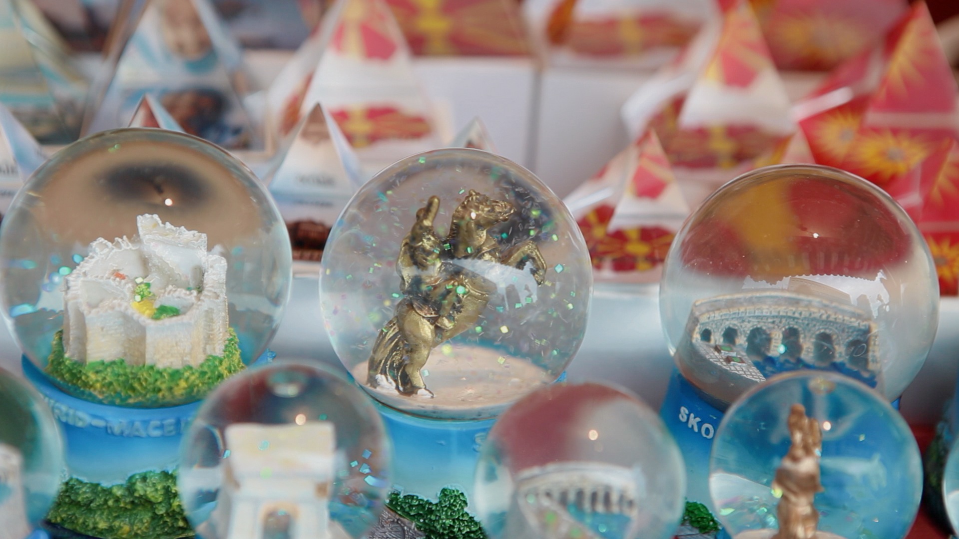 Tacky souvenirs with national monuments.