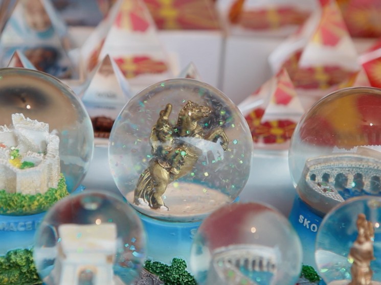 Tacky souvenirs with national monuments.