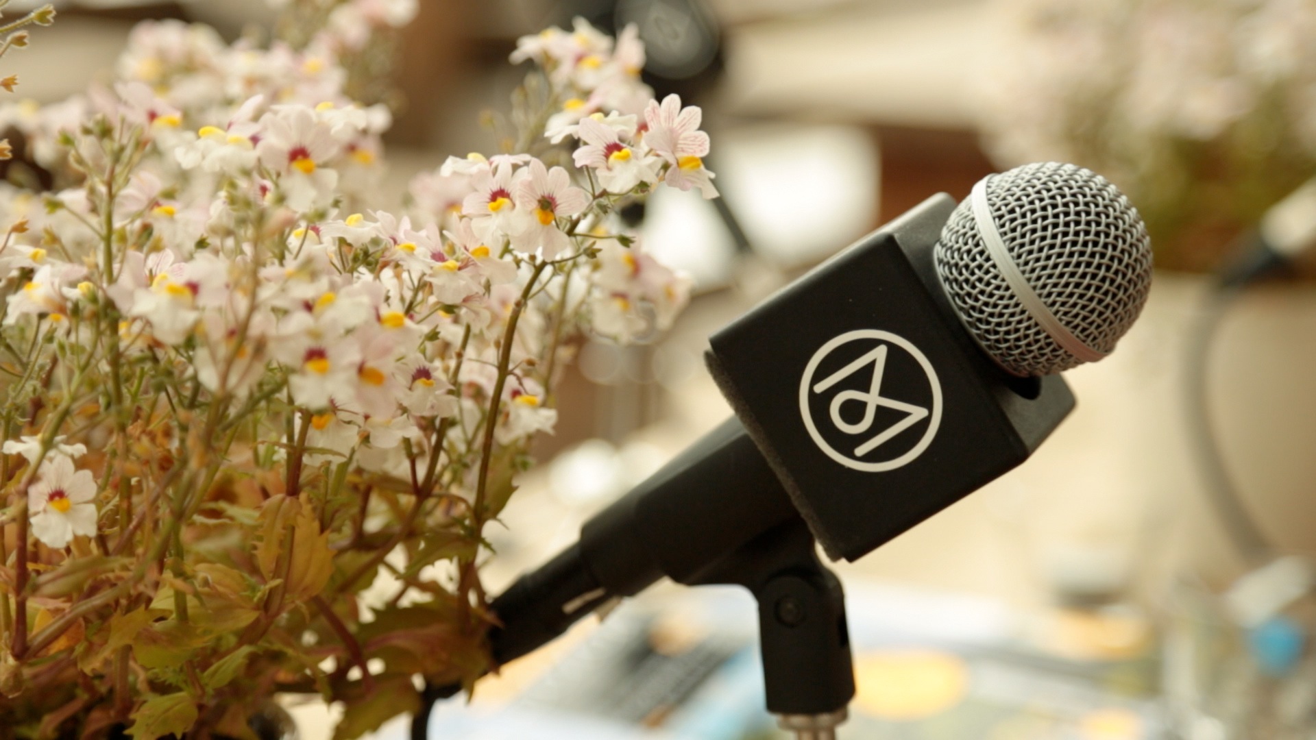Microphone with the Monocle logo.