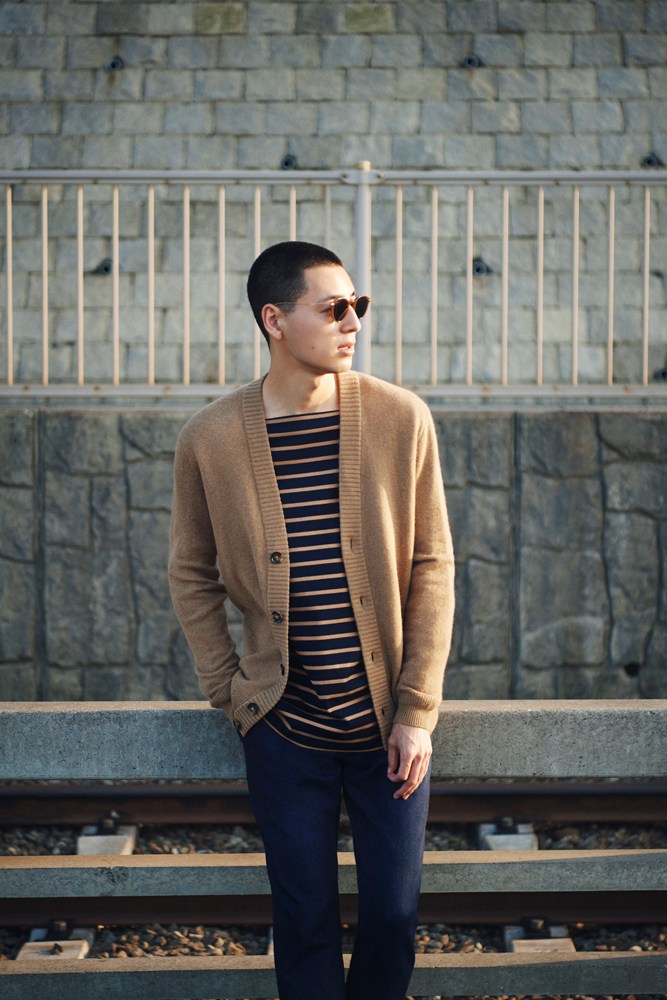 Smart casual outfit with cardigan, jeans and sunglasses