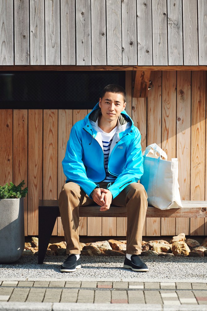 Casual ensemble with jacket, t-shirt, trousers and accessories