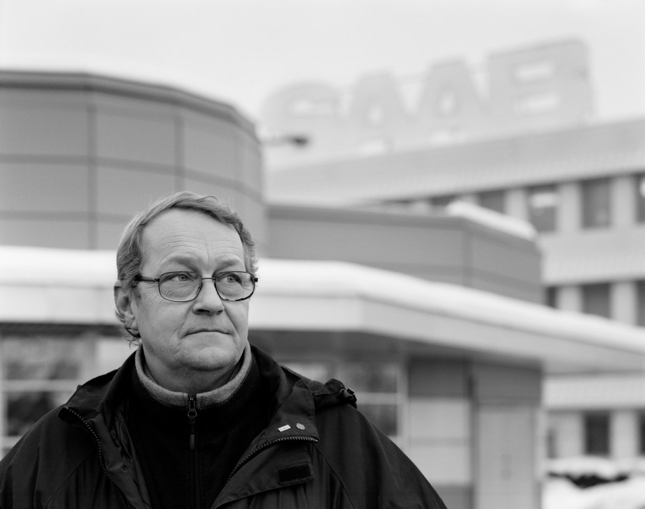 Paul Åkerlund, chairman of IF Metall trade union, wearing glasses and dark jacket standing outside industrial buildings in Trollhättan.