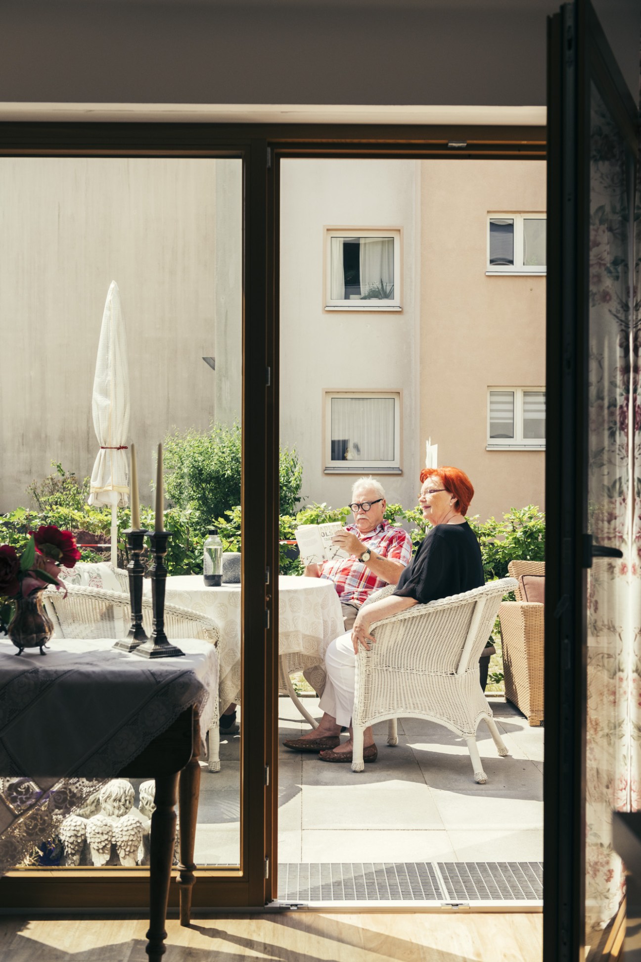 Elderly couple Günter and Vera Runken seated on their terrace in the Gewoba Bremen development.