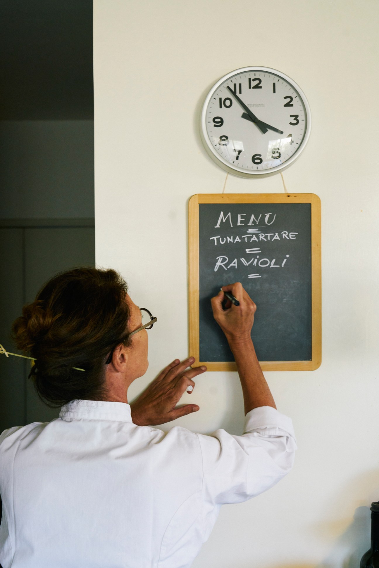 Debora Tomeucci writing the evening's menu