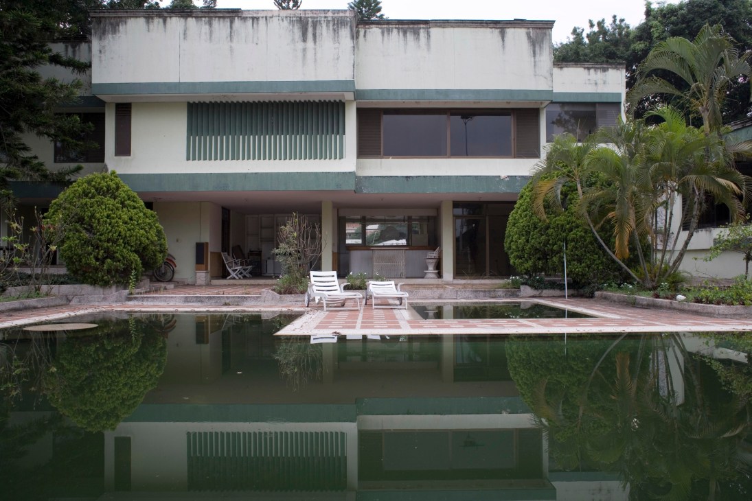 Modern mansion with pool seized by Colombian drug agency DNE in Cali's Ciudad Jardin neighborhood.