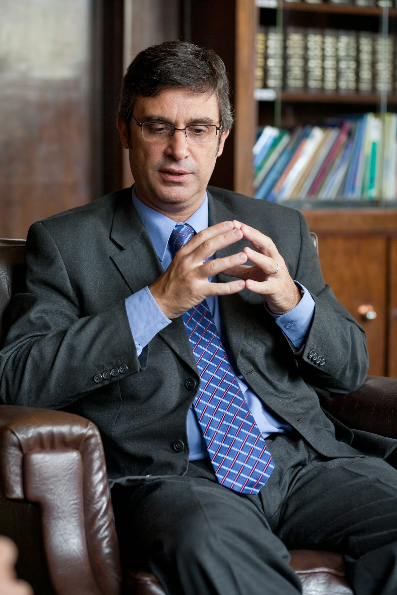 Finance Minister Álvaro García sitting in an office, gesturing while speaking about Uruguay's economy.