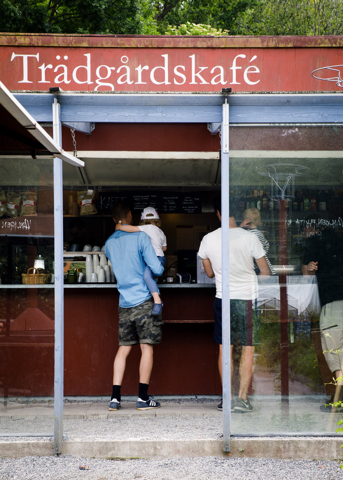 Customers with children ordering at Trädgårdskafé food window