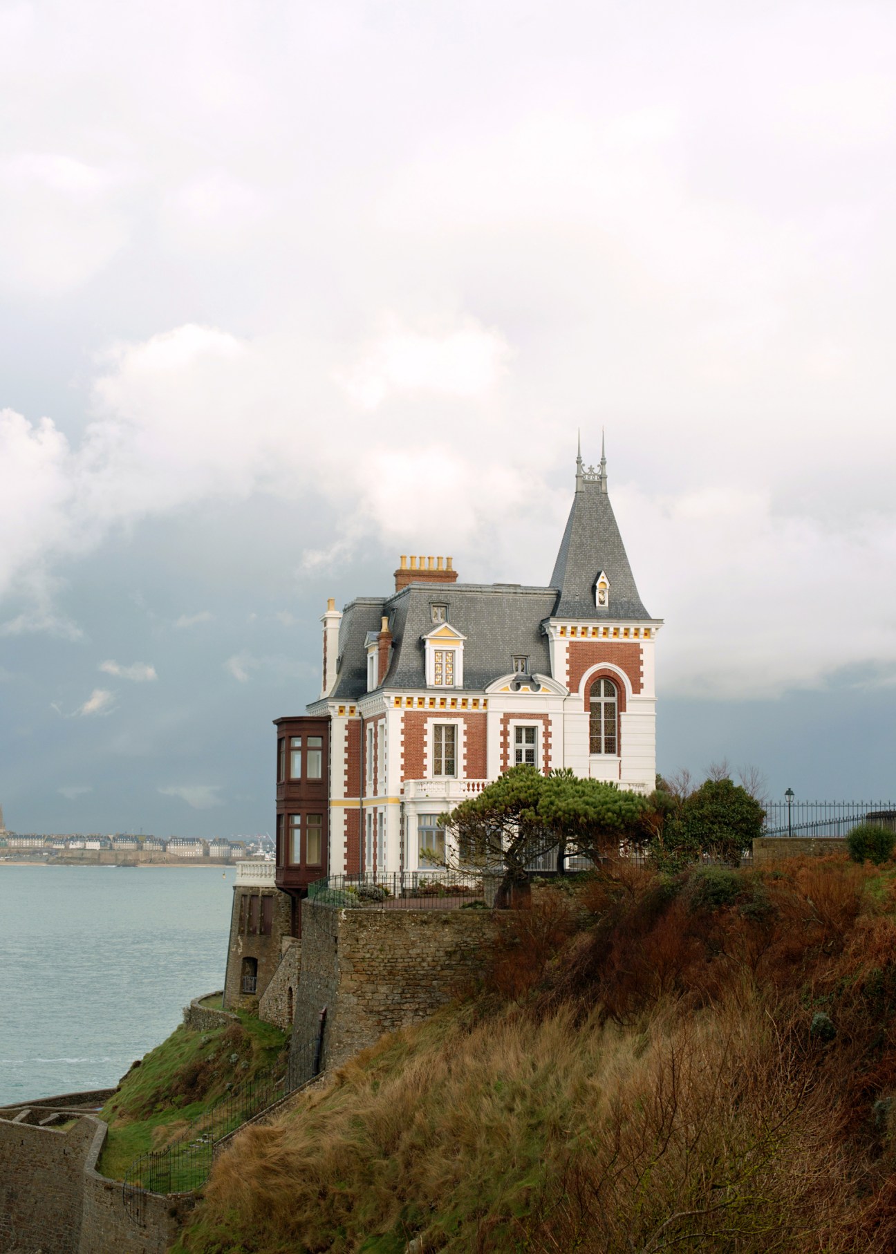 Belle Époque villa with red brick and white stone perched on cliffs overlooking the sea in Dinard.