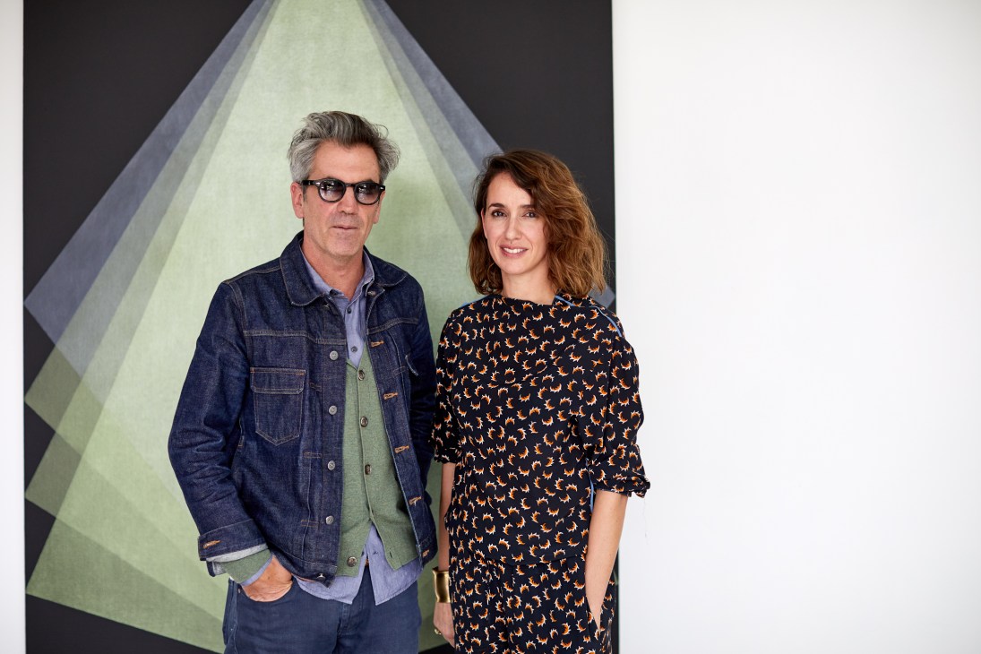 Artist Gonzalo Lebrija and Travesía Cuatro's Inés López-Quesada pose together against geometric green backdrop
