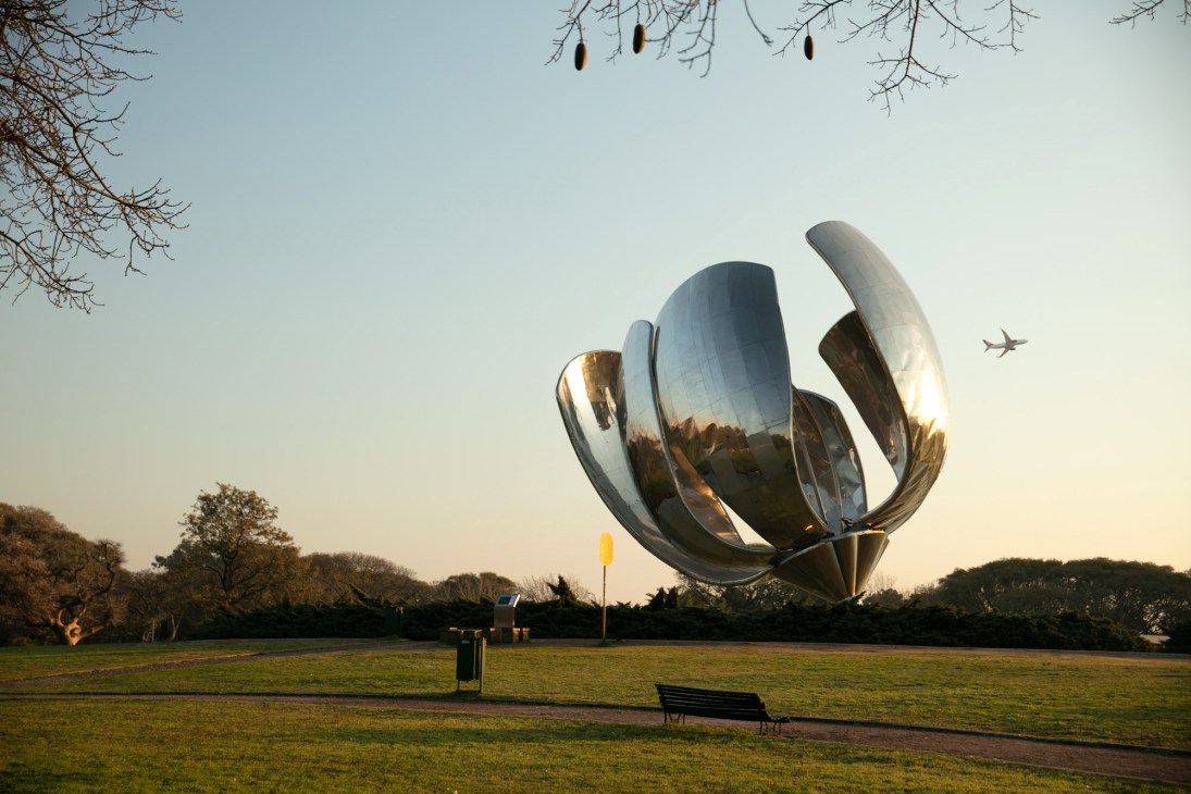 Floralis Genérica sculpture in Plaza de las Naciones Unidas