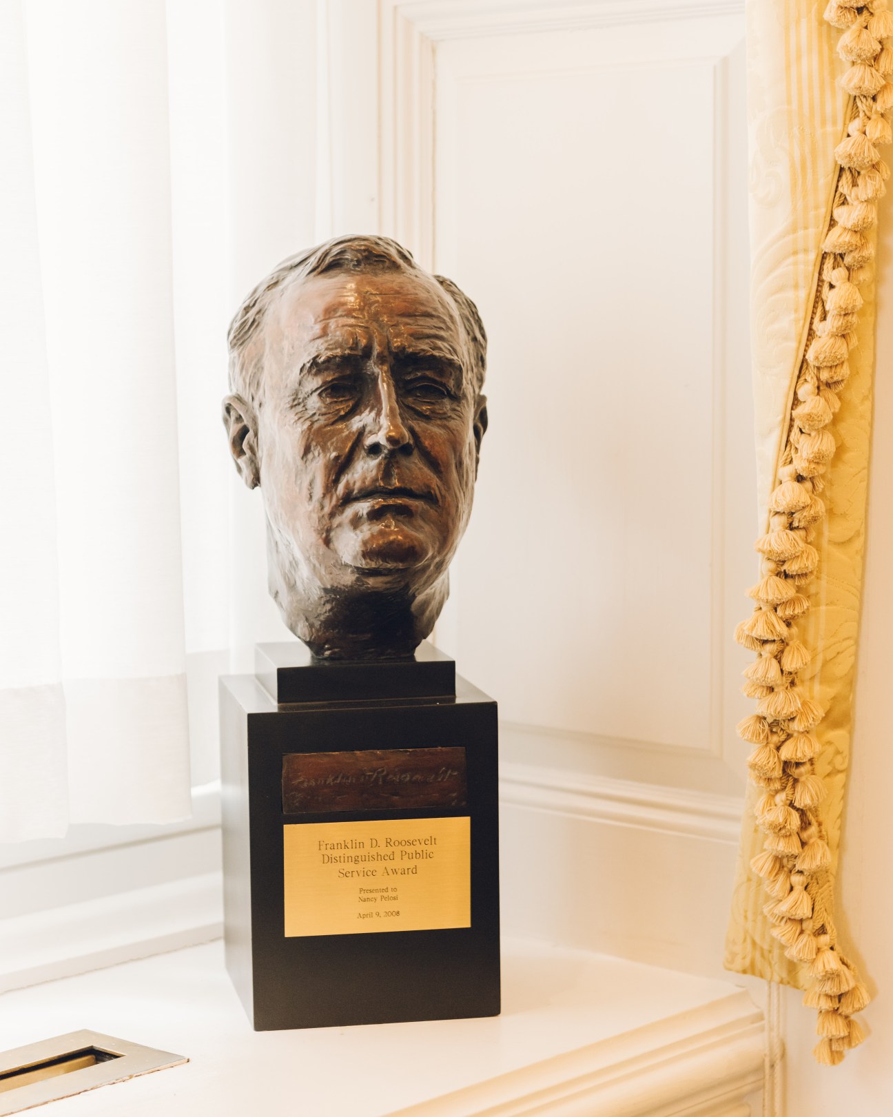 Bronze bust of Franklin D. Roosevelt on black pedestal with Distinguished Public Service Award plaque