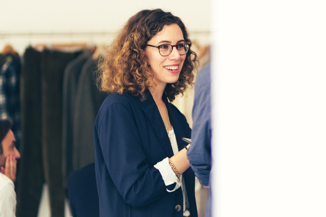 Déborah Neuberg smiling and wearing glasses in her studio