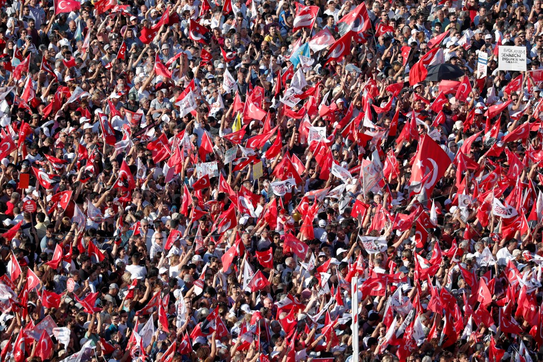 Spectators waving the Istanbul flags