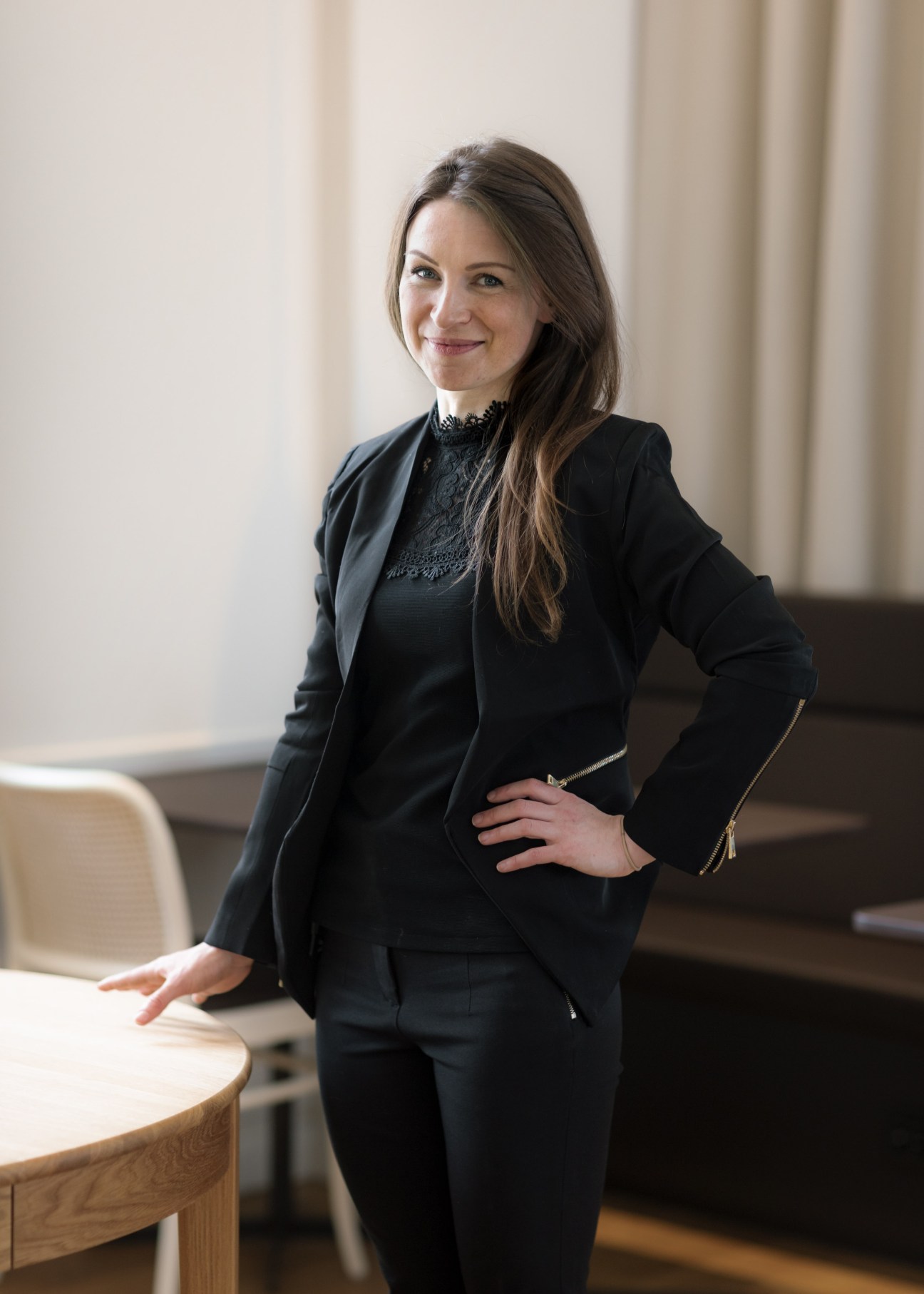 Camilla Thun, manager at Bergen Børs, stands in a modern hotel lobby wearing a black blazer.
